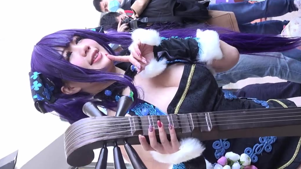 2020 2 1開拓動漫祭FF35同人誌活動 穿著旗袍拿著類吉他的紫色頭髮coser